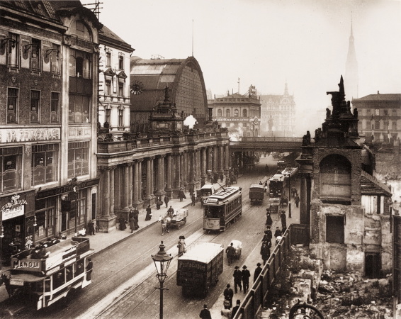 Die Knigskolonnaden in der Knigsstrae (heute Rathausstrae) kurz vor ihrer Abtragung zugunsten der Errichtung des Warenhauses Wertheim, Aufnahme um 1909