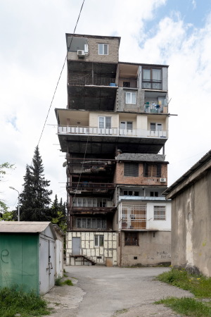 Schachtelförmige An- und Überbauten im Bezirk Nutsubidze Plato in Tbilisi, aus Hybrid Tbilisi