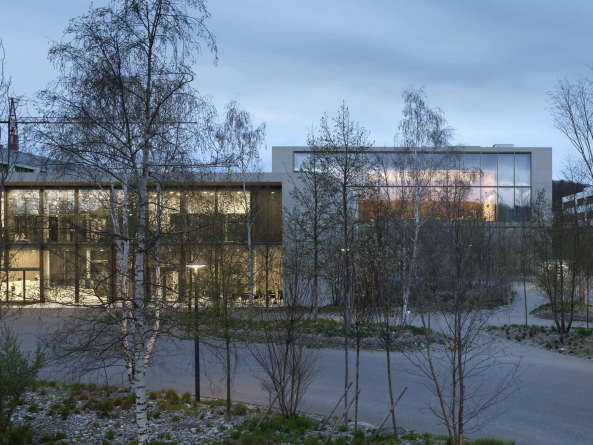 Portengebude links und Veranstaltungsgebude im Hintergrund rechts