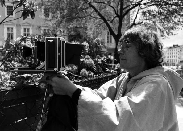 Walther Betz: Sigrid Neubert fotografiert die Deutsche Botschaft in London, 1978