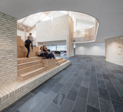 Von den trib�nenartigen Sitzpl�tzen aus l�sst sich alles gut �berblicken.