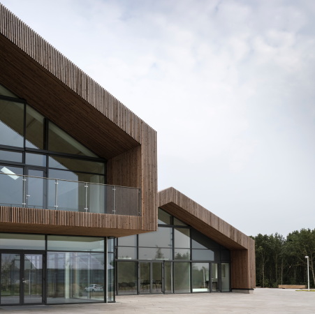 Die Fassaden sind mit groflchigen Fenstern ausgestattet.