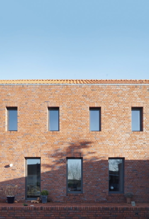 Zwei Jahre hat die Fertigstellung gedauert: Das Wohnhaus in Rott ist das erste realisierte Projekt von Naumann Wasserkampf Architekten.