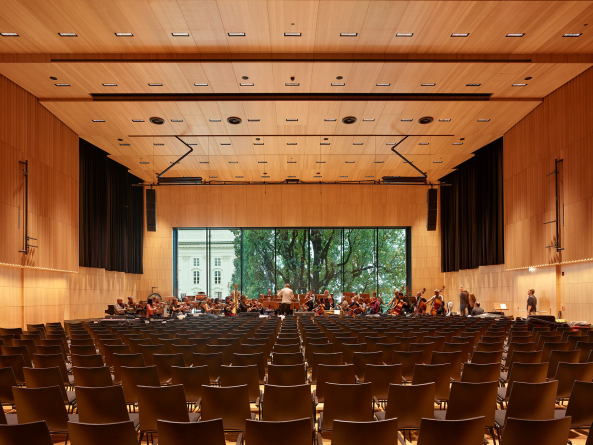 Komplett mit Holz ausgekleidet, ffnet sich der groe Konzertsaal im Bhnenbereich mit einem groen Schaufenster zur Stadt.