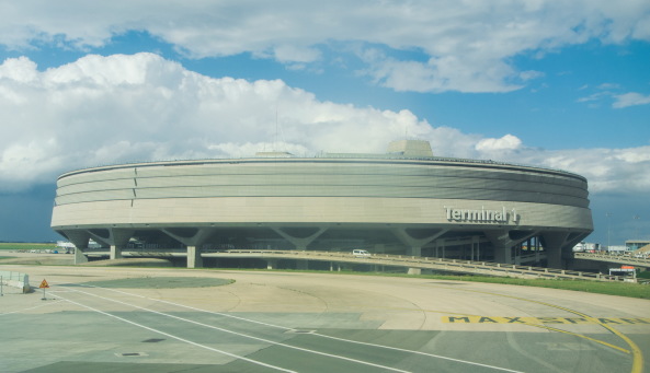Terminal 1 am Pariser Flughafen Charles-de-Gaulle wurde 1974 von Paul Andreu gebaut.