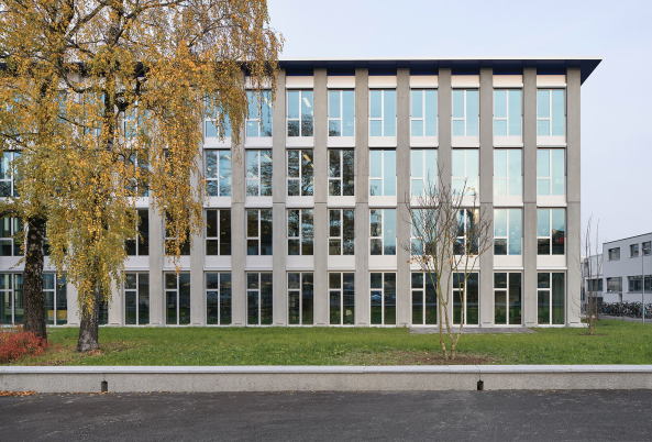 Auen zeigt sich das Schulhaus Vinci bei Aarau von pool Architekten sehr sachlich, fast schon banal.