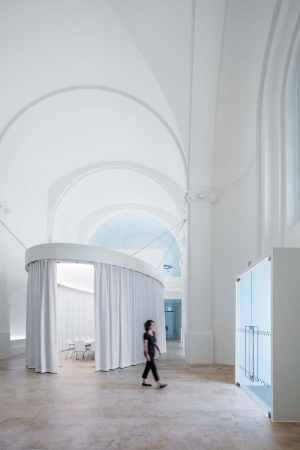 ...und mit einem verschiebbaren Akustikvorhang aus hellem Stoff zu einem (Seminar-)Raum im Raum geschlossen werden kann, so dass der umgebende Kirchenraum tempor�r zum Foyer wird.