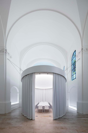 Zur Gliederung des Kirchenschiffes haben die Planer einen ellipsenfrmigen Baldachin entworfen, der von den Seitenwnden abgespannt ist...