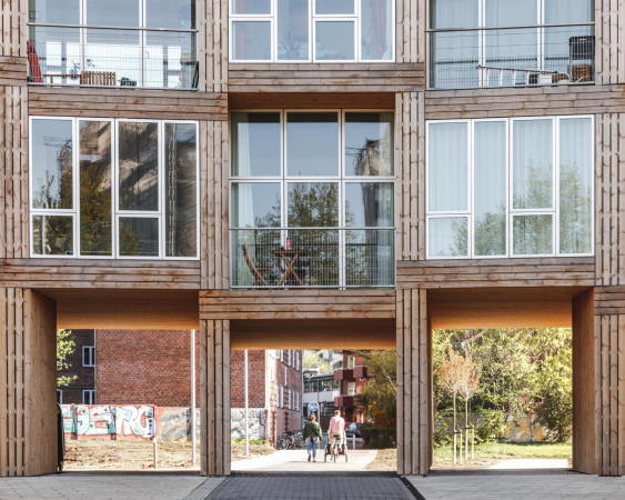 Homes for all von BIG in Kopenhagen: Erdgeschossdurchgnge verbinden ffentlich und privat, Strae und Hof.