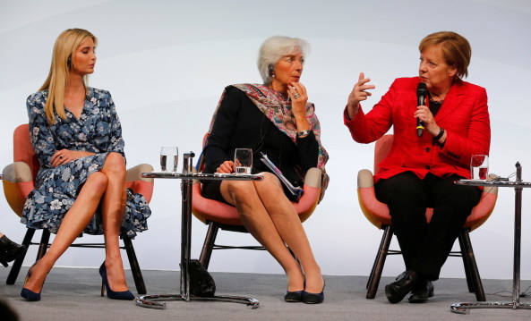 Ivanka Trump, Christine Lagarde und Angela Merkel sitzen auf dem East River Chair von Hella Jongerius 2013/2014