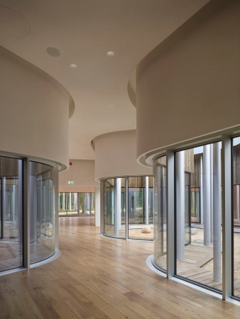 Der Innenraum mit seinen gewellten Glaswnden geht sanft in den estnischen Kierfenwald ber.