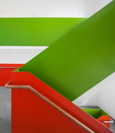 Im neuen Treppenhaus greifen die Architekten die Farben der historischen Fassade auf.