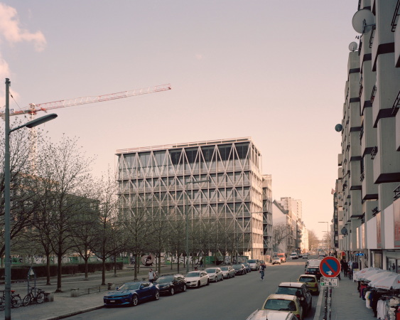 Ansicht aus der Friedrichstraße mit Blick auf den Besselpark. Die Fassade mit Diagonalstreben ist ungewöhnlich im Schießscharten-Berlin.
