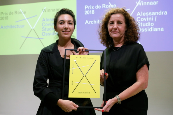 Preistrgerin Prix de Rome Architecture 2018: Alessandra Covini (links) mit Ingrid van Engelshoven (Niederlndische Ministerin fr Bildung, Kultur und Wissenschaft. Foto: Bas Czerwinsky