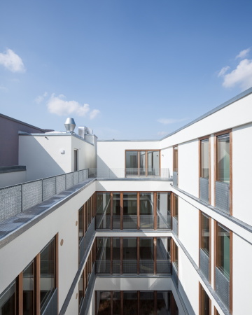 Jede Wohnung wird zustzlich ber Atrien belichtet.