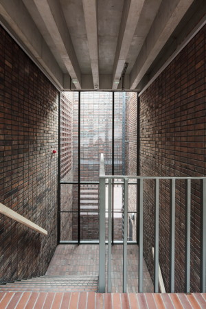 Trotz geschlossener Fassade arbeiteten die Architekten viel mit Glas und ffnungen.