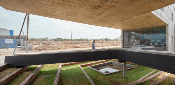 Die verschattete, stufenartige Vertiefung soll das Grundwasser speichern.