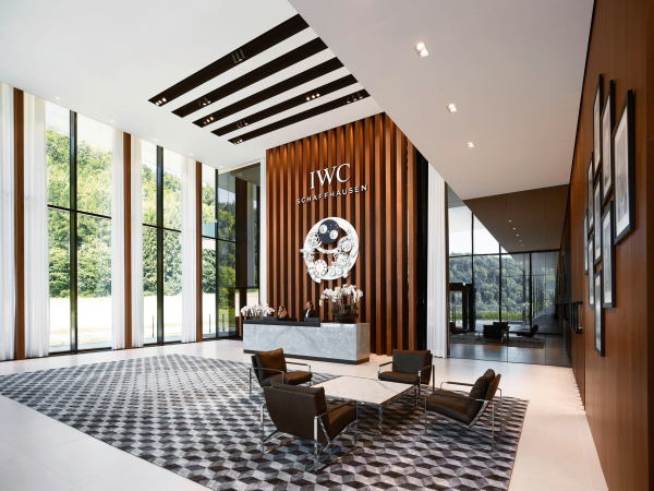 Eingangshalle mit berdimensionalen Przisionsuhrwerk.