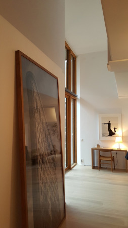 Die aus w�rfelartigen Teilen zusammengesetzte Konstruktion liegt offen.