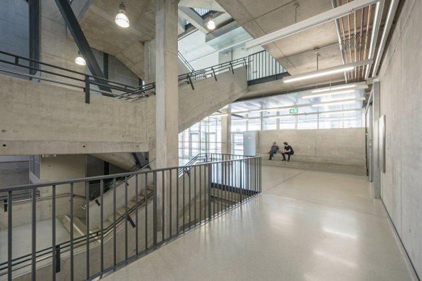 Das Haupttreppenhaus beginnt nchtern, ...