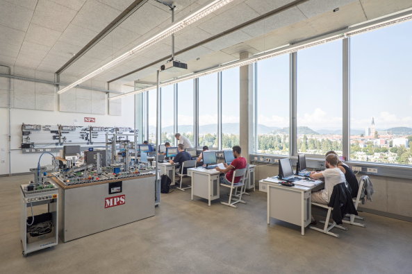 Fast zu schade fr die Bildschirmarbeit: Die Labore in den Obergeschosse.