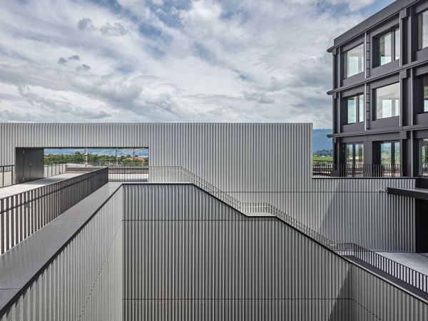 Brohochhaus bei Zug von Burkard Meyer