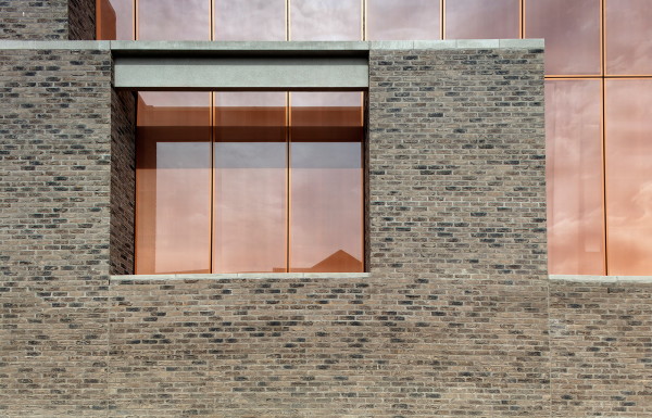 Backstein und halbtransparente Glasflchen sind am Neubau miteinander kombiniert.