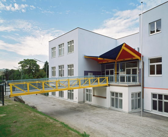 Czech baute viele Wohnhuser, Restaurants, Geschfte und Bars, aber auch Bros, Schulen und Ausstellungsgestaltungen. Hier: Rosa-Jochmann-Schule von 1994