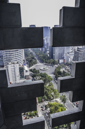 L. Benjamn Romano ber den Torre Reforma in Mexiko Stadt