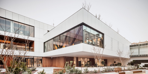 Trauerzentrum in Barcelona von JFA