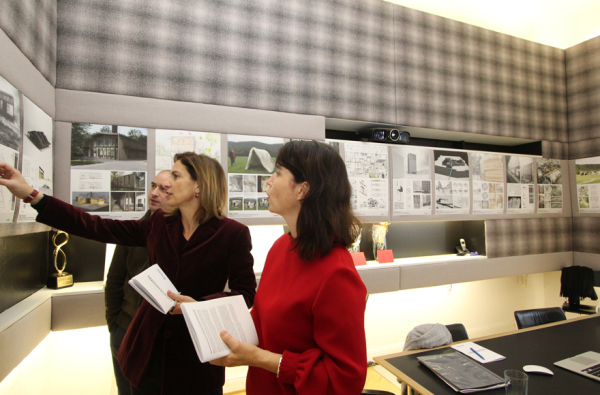 Gregor Harbusch, Silvia Malcovati und Laura Fogarasi-Ludloff bei der Sichtung der Arbeiten
