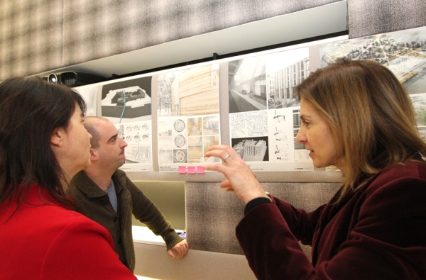 Gregor Harbusch, Silvia Malcovati und Laura Fogarasi-Ludloff bei der Sichtung und Diskussion der Arbeiten