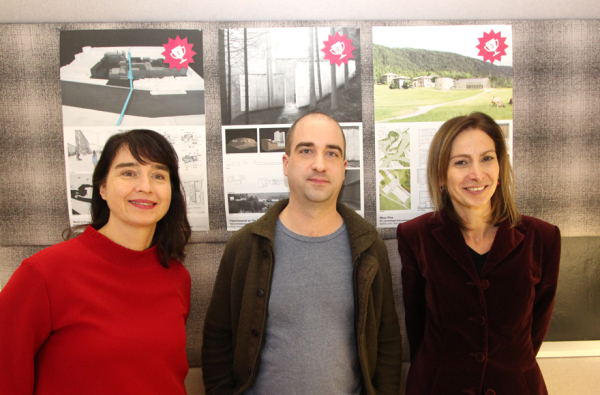 v.l.n.r: Laura Fogarasi-Ludloff, Gregor Harbusch und Silvia Malcovati vor den prmierten Entwrfen