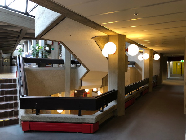 Rathaus Ahlen: Blick ins grozgige Foyer - Architekten: Brigitte + Christoph Parade (Dsseldorf), 1974-82 (c) Stefan Rethfeld