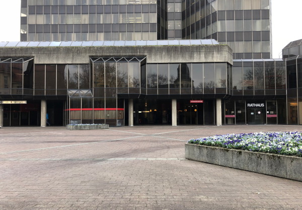 Rathaus Ahlen: Haupteingang vom Rathausplatz - Architekten: Brigitte + Christoph Parade (Dsseldorf), 1974-82 (c) Stefan Rethfeld