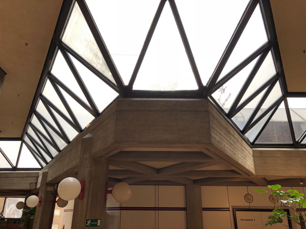 Rathaus Ahlen: Glasband als Fuge zwischen Foyergeschossen und Verwaltungsebenen - Architekten: Brigitte + Christoph Parade (Dsseldorf), 1974-82 (c) Stefan Rethfeld