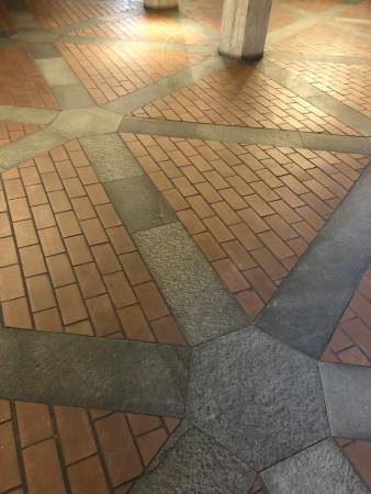 Rathaus Ahlen: Fubodengestaltung im Foyer - Architekten: Brigitte + Christoph Parade (Dsseldorf), 1974-82 (c) Stefan Rethfeld