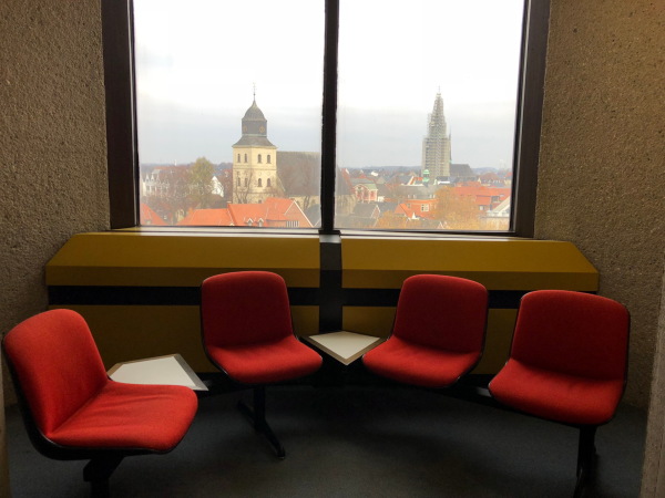 Rathaus Ahlen: Sitzgruppe auf Broetage mit Altstadtblick - Architekten: Brigitte + Christoph Parade (Dsseldorf), 1974-82 (c) Stefan Rethfeld