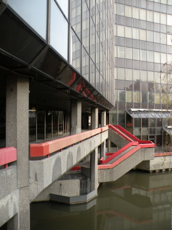 Rathaus Ahlen: Blick ber den Fluss Werse - Architekten: Brigitte + Christoph Parade (Dsseldorf), 1974-82 (c) Stefan Rethfeld