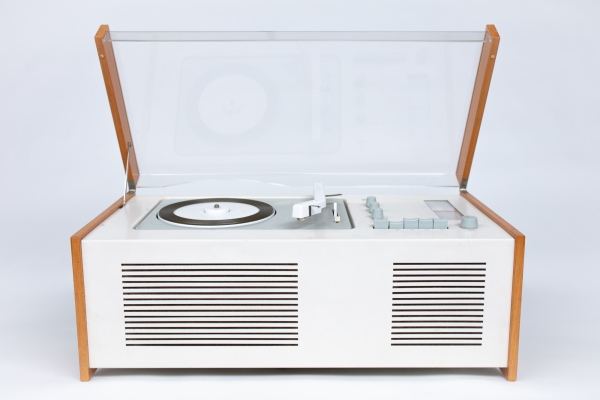 SK5 Schneewittchensarg ist ein gemeinsamer Entwurf von Hans Gugelot und Dieter Rams