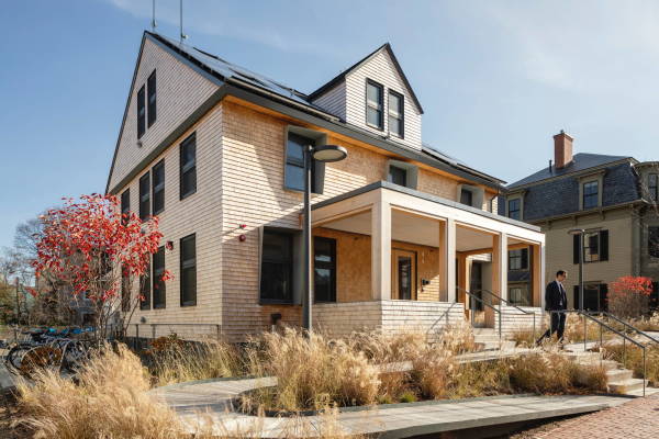 Snhetta begleiteten die Transfomation eines typischen Holzhauses in Cambridge, Massachusetts in das Plusenergiehaus HouseZero.