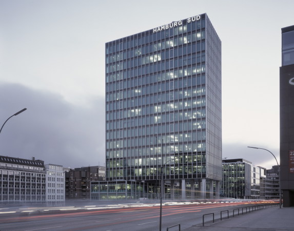 Ein 1. Preis: Sanierung und Erweiterung Hamburg Süd Headquarters von KSP Jürgen Engel Architekten (Niederlassung Braunschweig); Bauherr: Hamburg Südamerikanische Dampfschifffahrts-Gesellschaft