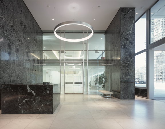 Ein 1. Preis: Sanierung und Erweiterung Hamburg Sd Headquarters von KSP Jrgen Engel Architekten aus Braunschweig