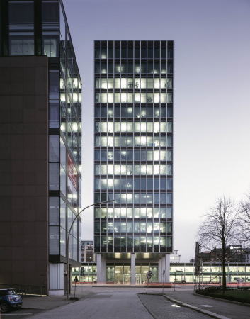 Ein 1. Preis: Sanierung und Erweiterung Hamburg Sd Headquarters von KSP Jrgen Engel Architekten aus Braunschweig