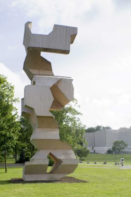 Skulptur von Herzog & de Meuron in Wolfsburg aufgestellt