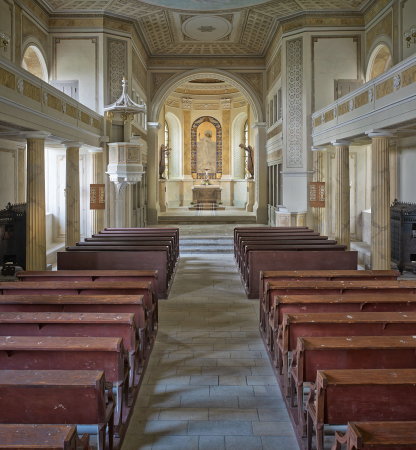 Das Interieur umfasst Emporen, Herrschaftsloge, Taufkapelle, Altartisch und Kanzel.