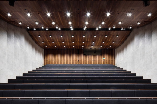 Das Auditorium fasst 300 Pltze.