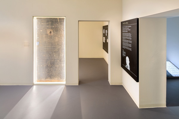 Die Dauerausstellung zeigt eine massive Tr, in die Gefangene der Gestapo Nachrichten einritzten.