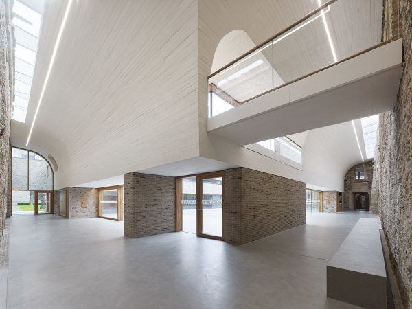 Das Backsteinvolumen im Hof l�sst einen modernen Kreuzgang entstehen.