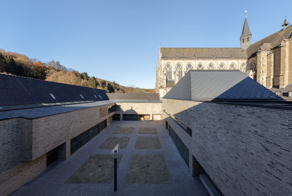 Der neue Empfangshof ist eine Referenz an die Rheinische Moderne von Vertretern wie Rudolf Schwarz. In der kargen Gestaltung scheint auch das mnchische Leben in Klausur auf.